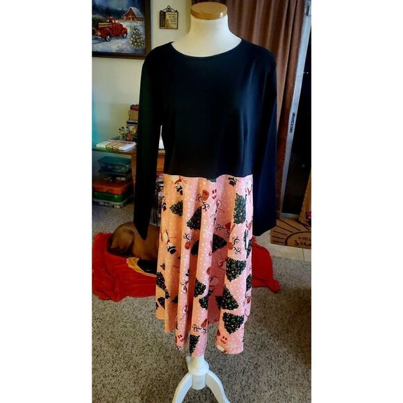 NWOT CHRISTMAS PRINT MAXI DRESS - Picture 1 of 2